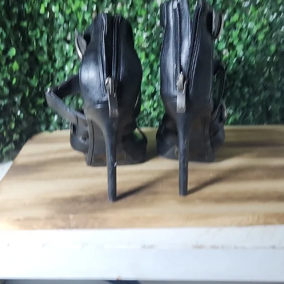 NWOT DKNY Black Strappy Sandals with Chunky Heel and Open Toe – Size 6.5