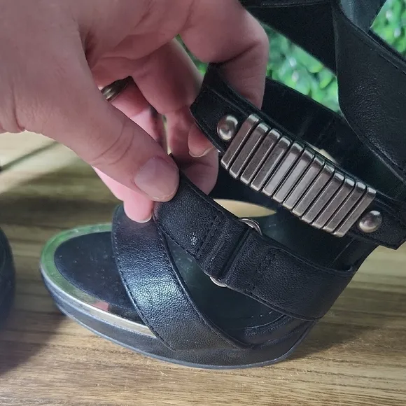NWOT DKNY Black Strappy Sandals with Chunky Heel and Open Toe – Size 6.5