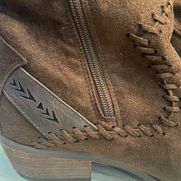 NWOT Women’s brown faux suede boots from Buckle size 9
