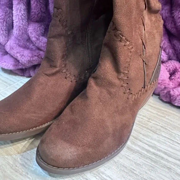 NWOT Women’s brown faux suede boots from Buckle size 9