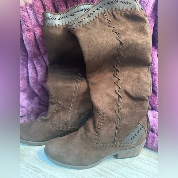 NWOT Women’s brown faux suede boots from Buckle size 9