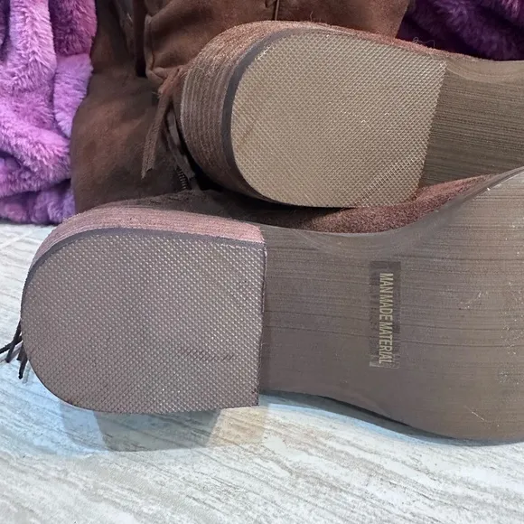 NWOT Women’s brown faux suede boots from Buckle size 9