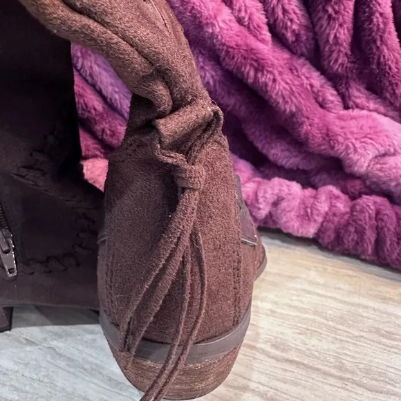 NWOT Women’s brown faux suede boots from Buckle size 9