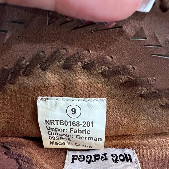 NWOT Women’s brown faux suede boots from Buckle size 9