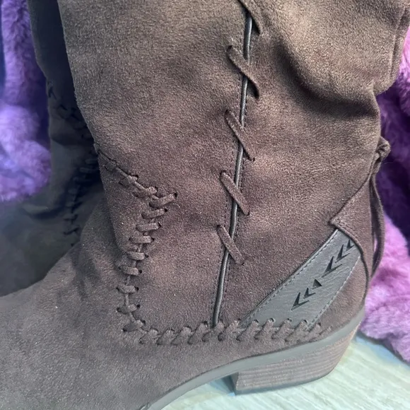 NWOT Women’s brown faux suede boots from Buckle size 9