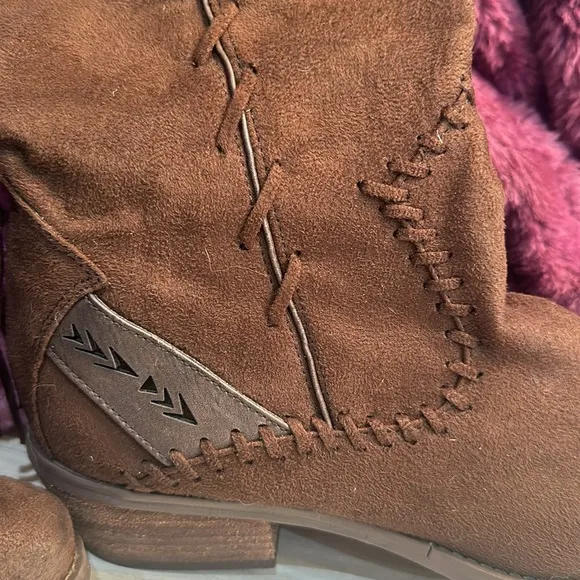 NWOT Women’s brown faux suede boots from Buckle size 9