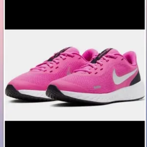 NWOT NIKE pink/black 5Y shoes