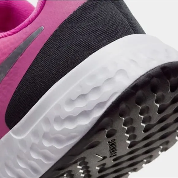 NWOT NIKE pink/black 5Y shoes