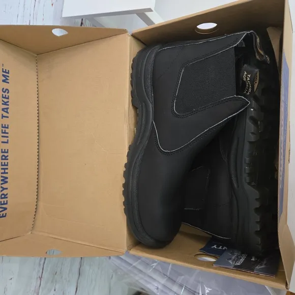 NWT Blundstone Black Leather Chelsea Boots Size 10