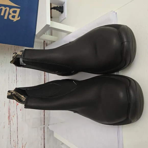NWT Blundstone Black Leather Chelsea Boots Size 10