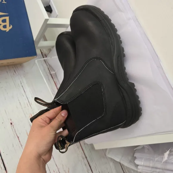 NWT Blundstone Black Leather Chelsea Boots Size 10