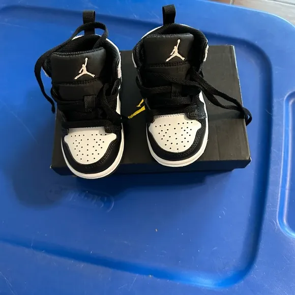 NWT Nike AJ1 Mid Toddler