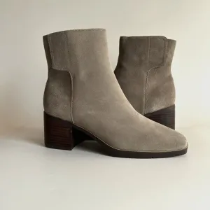 NWT NYDJ Arianna Suede Chelsea Boot Size 8.5 M Taupe with Zipper