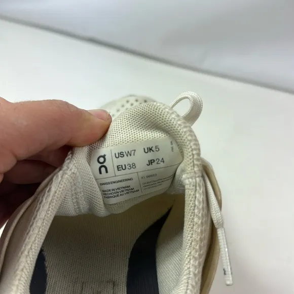 On Cloud Cloudswift Helion Superfoam Glacier White Women’s Running Shoes