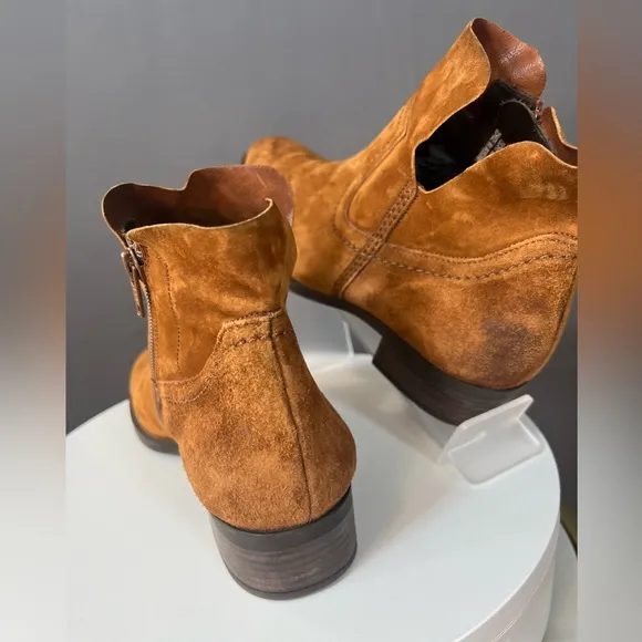 Paul green boston  bootie suede leather. Size 5.5. NWOB