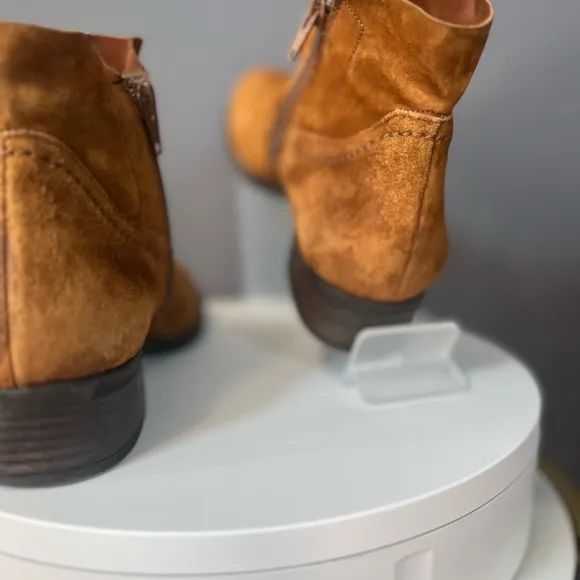 Paul green boston  bootie suede leather. Size 5.5. NWOB