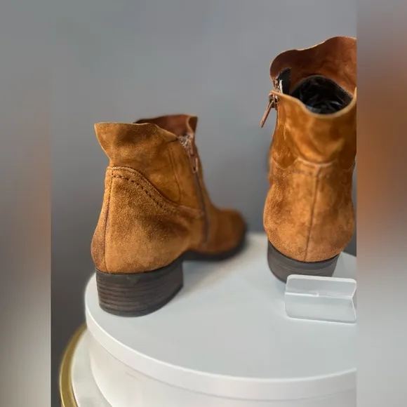 Paul green boston  bootie suede leather. Size 5.5. NWOB