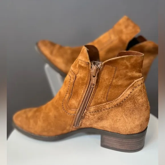 Paul green boston  bootie suede leather. Size 5.5. NWOB