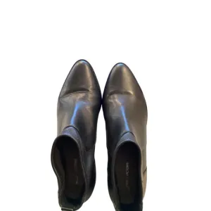 Pour La Victoire Women's Black Leather Ankle Boots size 7.5