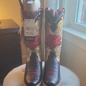 Rodeo Quincy X Ariat Futurity Boot. Size 9 Black and Gold Boots with Red Rose