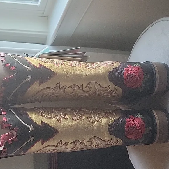 Rodeo Quincy X Ariat Futurity Boot. Size 9 Black and Gold Boots with Red Rose