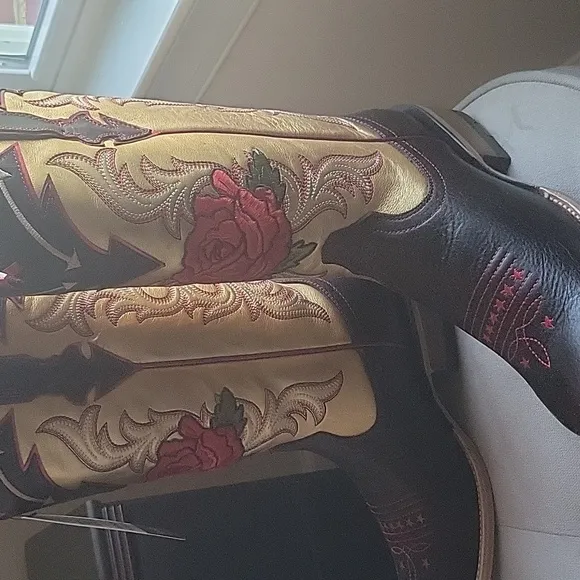 Rodeo Quincy X Ariat Futurity Boot. Size 9 Black and Gold Boots with Red Rose