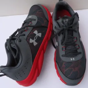 SIZE 6.5 Y. UNDER ARMOUR kid's running sneakers shoes.