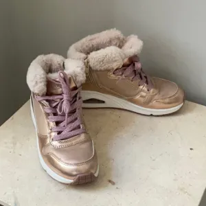 Sketchers Girl’s Metallic Gold Sneakers with Faux Fur Lining Size 1