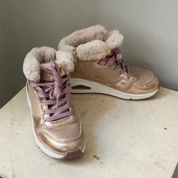 Sketchers Girl’s Metallic Gold Sneakers with Faux Fur Lining Size 1