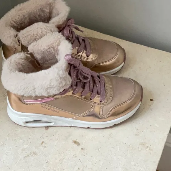 Sketchers Girl’s Metallic Gold Sneakers with Faux Fur Lining Size 1