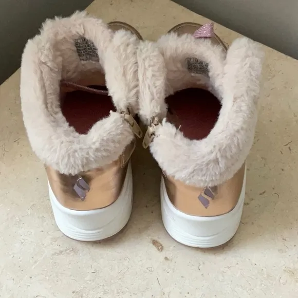 Sketchers Girl’s Metallic Gold Sneakers with Faux Fur Lining Size 1