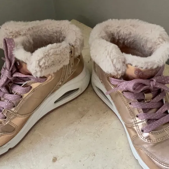 Sketchers Girl’s Metallic Gold Sneakers with Faux Fur Lining Size 1