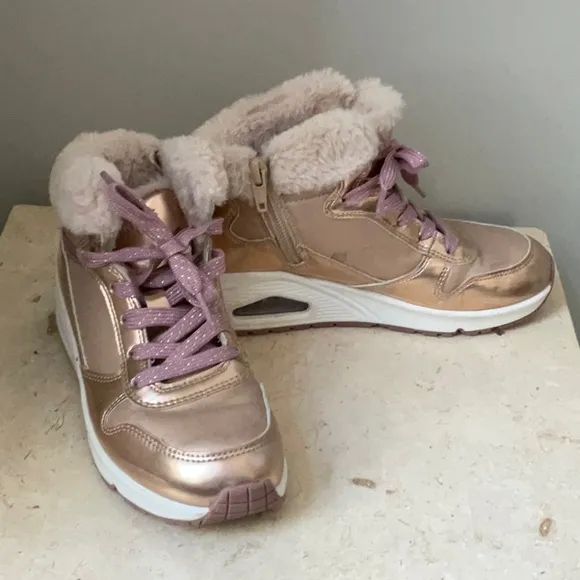 Sketchers Girl’s Metallic Gold Sneakers with Faux Fur Lining Size 1