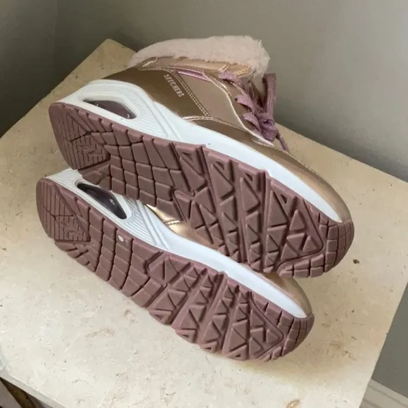 Sketchers Girl’s Metallic Gold Sneakers with Faux Fur Lining Size 1