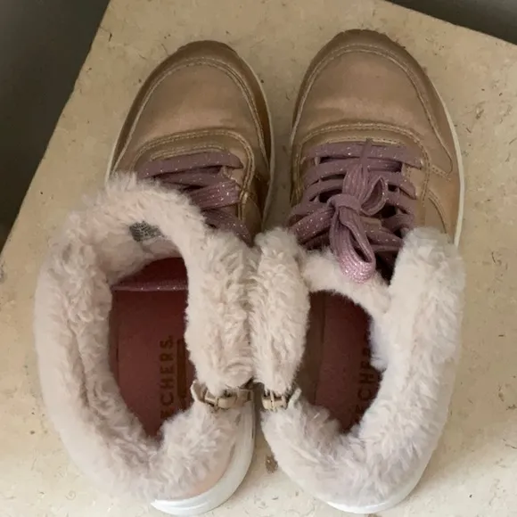 Sketchers Girl’s Metallic Gold Sneakers with Faux Fur Lining Size 1