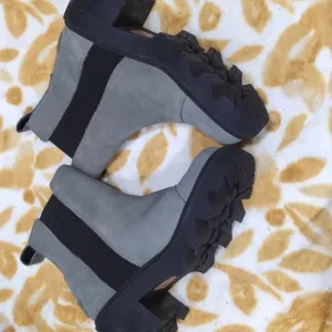 Sorel Black and Tan Bear Logo