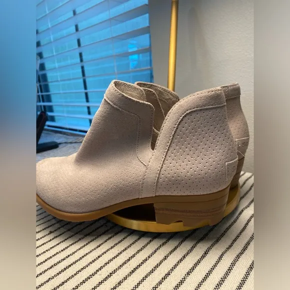 Sorel Lolla Cut Out Bootie Size 7