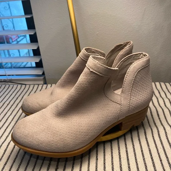 Sorel Lolla Cut Out Bootie Size 7