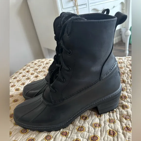 Sperry Saltwater Black Heeled Ankle Boot Size 9