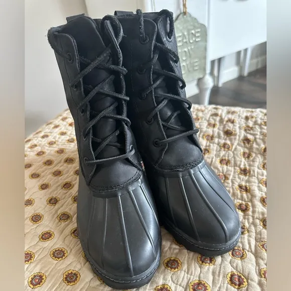 Sperry Saltwater Black Heeled Ankle Boot Size 9