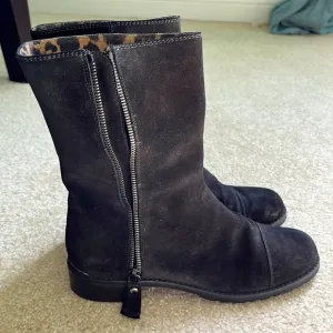 STUART WEITZMAN Suede casual boots size 6.5 like new