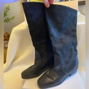 Suela square toe embossed suede leather knee high boots size 8.5 made Brazil