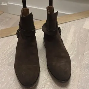 Taft Brown Chelsea Boots with Elastic Panels