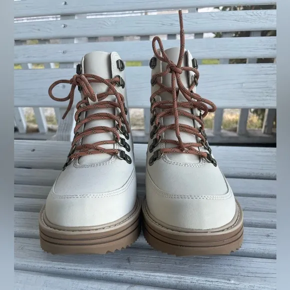 Teva Women's Midform Boot off white