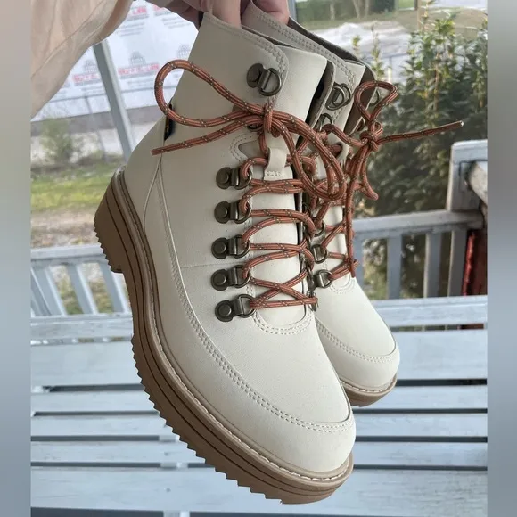 Teva Women's Midform Boot off white