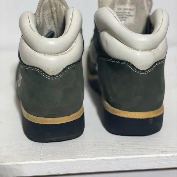TIMBERLAND YOUTH FIELD Green and White leather and suede boot. Size 3 1/2
