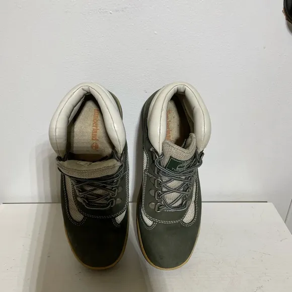 TIMBERLAND YOUTH FIELD Green and White leather and suede boot. Size 3 1/2