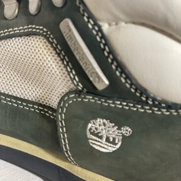 TIMBERLAND YOUTH FIELD Green and White leather and suede boot. Size 3 1/2