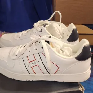 Tommy Hilfiger Men's White and Black Sneakers Tecola 👟 size 11.5 perfect condit
