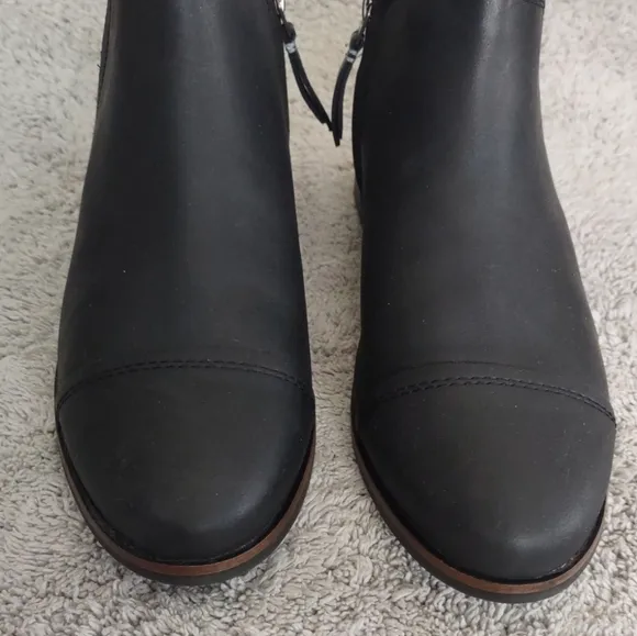 TOMS Reese Black Smooth Leather Ortholite Side Zip Ankle Boots Women's Size 10